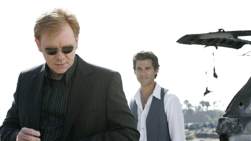 Horatio (David Caruso, l.) ermittelt mit Det. Jake Berkeley (Johnny Whitworth) am Tatort. – Bild: SUPER RTL