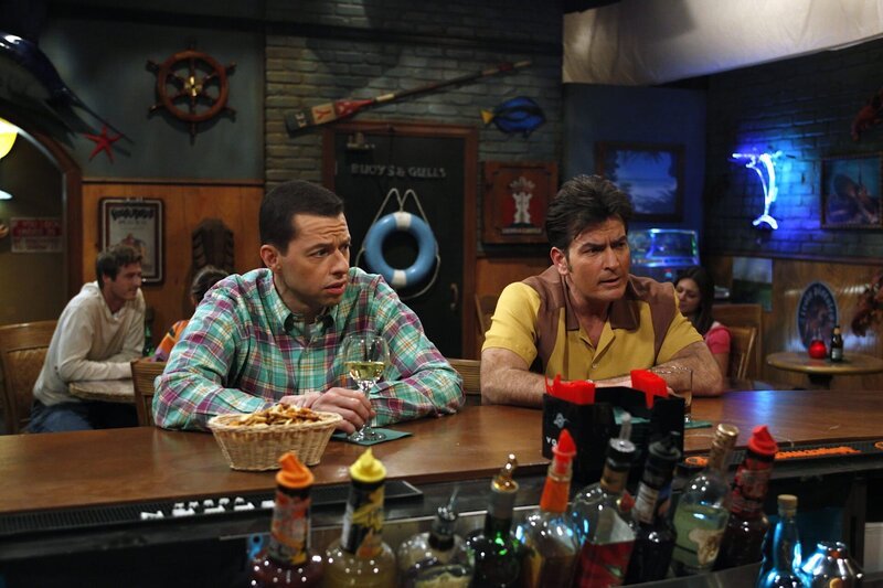 Alan (Jon Cryer, l.) versucht Charlie (Charlie Sheen, r.) nach der Trennung von Chelsea wieder unter Menschen zu bringen – doch wird er den erwünschten Erfolg haben? – Bild: Warner Brothers Lizenzbild frei