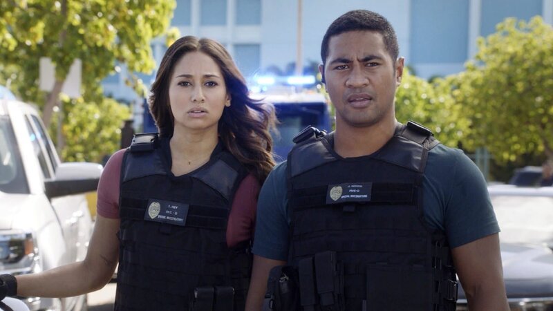 Meaghan Rath (Tani Rey), Beulah Koale (Junior Reigns). – Bild: PLURIMEDIA (CBS Broadcasting Inc.)