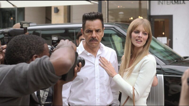 Einparker Antonio (Eugenio Derbez) muss sich als Freund von Schauspielerin Olivia (Samara Weaving) ausgeben.. – Bild: RTL Zwei