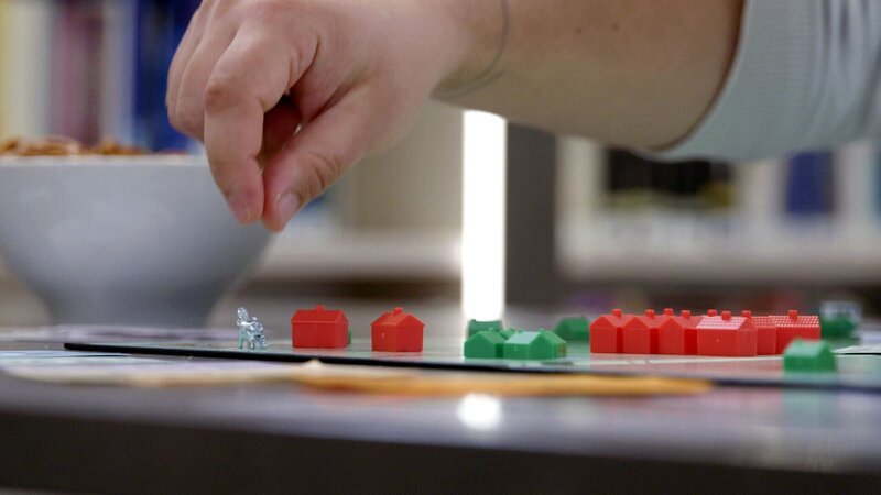 Das sogenannte Monopoly-Experiment verdeutlicht, dass reiche Erben ihren Startvorteil für verdient halten. – Bild: ZDF und Joachim Seck/​ Gruppe 5 Filmproduktion.
