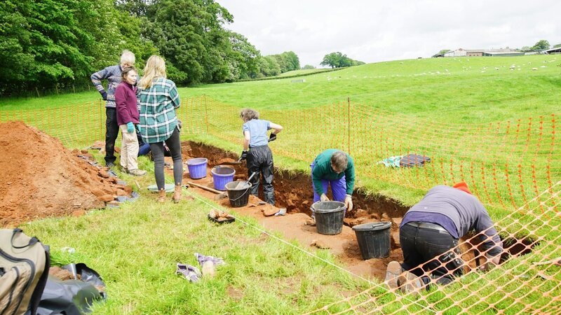 Der Hadrianswall in Nordengland ist das größte Bauwerk des Römischen Reichs. Er verlief von Küste zu Küste und spaltete Großbritannien in zwei Teile.; Archäologen untersuchen die verborgene Geschichte der Mauer und stoßen dabei auf ehemalige Verteidigungsanlagen. – Bild: TVNOW /​ Windfall Films Ltd