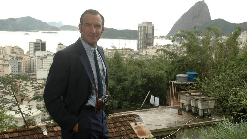In Rio sucht OSS 117 (Jean Dujardin), französischer Superspion, nach einer brisanten Namensliste. – Bild: ZDF und EMILIE DE LA HOSSERAYE./​EMILIE DE LA HOSSERAYE