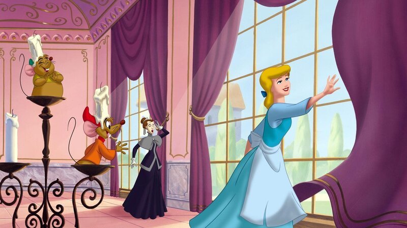 Bei den Vorbereitungen muss Cinderella (re.) sich mit der strengen Hofdame Prudence auseinandersetzen, die gar nicht begeistert von ihren Vorstellungen eines Banketts ist. – Bild: uncertain Bei den Vorbereitungen muss Cinderella (re.) sich mit der strengen Hofdame Prudence auseinandersetzen, die gar nicht begeistert von ihren Vorstellungen eines Banketts ist. – Bild: uncertain