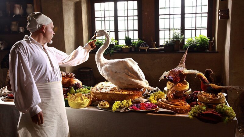 Das Auge isst schließlich mit: Im Mittelalter waren „Schaugerichte“ beliebt. Es gab Kalbsköpfe auf mehrstöckigen Fleischfladen, Huhn im Glas oder Schwanenpasteten. – Bild: ZDF und Axel Lischke/​Axel Lischke