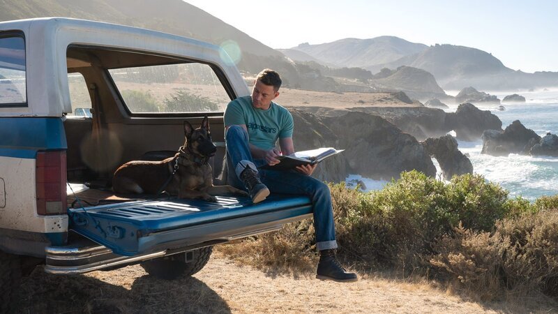 Ex-Army-Ranger (Jackson Biggs) und Malinois-Hündin Lulu machen einen Roadtrip entlang der US-Pazifikküste . – Bild: 2022 Metro-Goldwyn-Mayer Pictures Inc. All Rights Reserved. Ex-Army-Ranger (Jackson Biggs) und Malinois-Hündin Lulu machen einen Roadtrip entlang der US-Pazifikküste . – Bild: 2022 Metro-Goldwyn-Mayer Pictures Inc. All Rights Reserved.