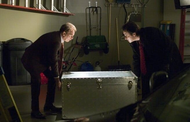 Beschenken sich in diesem Jahr zum Weihnachtsfest äußerst großzügig: Charlie Arglist (John Cusack, r.) und Vic Cavanaugh (Billy Bob Thornton, l.). – Bild: port.hu Beschenken sich in diesem Jahr zum Weihnachtsfest äußerst großzügig: Charlie Arglist (John Cusack, r.) und Vic Cavanaugh (Billy Bob Thornton, l.). – Bild: port.hu