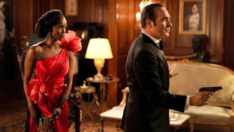 1981 verschlägt es den französischen Spion OSS 117 aka Hubert Bonisseur de La Bath (Jean Dujardin) nach Afrika, wo er in der schönen Zéphyrine (Fatou N’Diaye) eine vermeintliche Mitstreiterin findet. – Bild: ZDF und Christophe Brachet./Christophe Brachet 1981 verschlägt es den französischen Spion OSS 117 aka Hubert Bonisseur de La Bath (Jean Dujardin) nach Afrika, wo er in der schönen Zéphyrine (Fatou N’Diaye) eine vermeintliche Mitstreiterin findet. – Bild: ZDF und Christophe Brachet./Christophe Brachet
