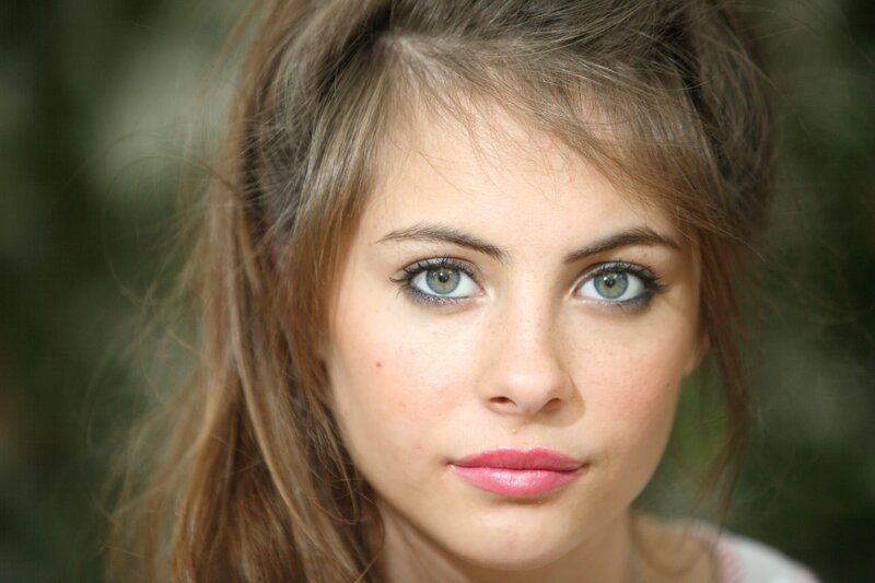 Die 14-jährige Taylor (Willa Holland) soll nach dem Wunsch ihrer Mutter in die Modebranche einsteigen, und das so schnell wie möglich. – Bild: port.hu Die 14-jährige Taylor (Willa Holland) soll nach dem Wunsch ihrer Mutter in die Modebranche einsteigen, und das so schnell wie möglich. – Bild: port.hu