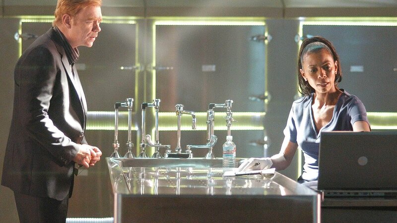 Horatio (David Caruso) und Alexx (Khandi Alexander) suchen nach Hinweisen zu dem Mord an einer Sportlegende. Die Ermittlungen geraten jedoch ins Stocken, als die Leiche verschwindet. – Bild: SUPER RTL