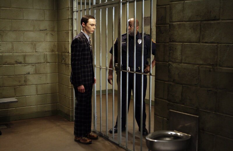 Sheldon (Jim Parsons, l.) weigert sich, das Bußgeld zu bezahlen und verteidigt sich vor Gericht selbst, beleidigt dabei aber Richter Kirby. Nun muss er nicht nur die Strafe zahlen, sondern wandert zusätzlich, bis er sich entschuldigt, in den Knast … – Bild: HBOH