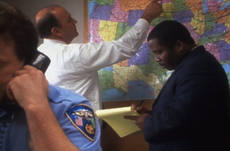 Agents review and exchange their notes at the station – Bild: National Geographic