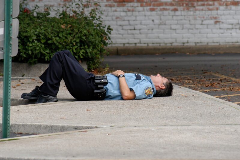 Wounded police officer. – Bild: National Geographic