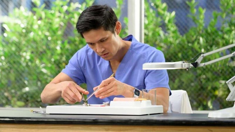 Grey’s Anatomy Staffel 20 Folge 1 Konzentriert bei der Arbeit: Harry Shum als Dr. Benson Kwan Copyright: SRF/​ABC Studios – Bild: SRF/​ABC Studios