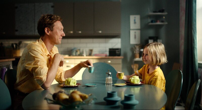 Ella (Agnes Colliander, rechts) und Onkel Tommy (Simon J. Berger Simon, links) genießen ihren Kaffee. – Bild: WDR/​Simon Olsson FSF