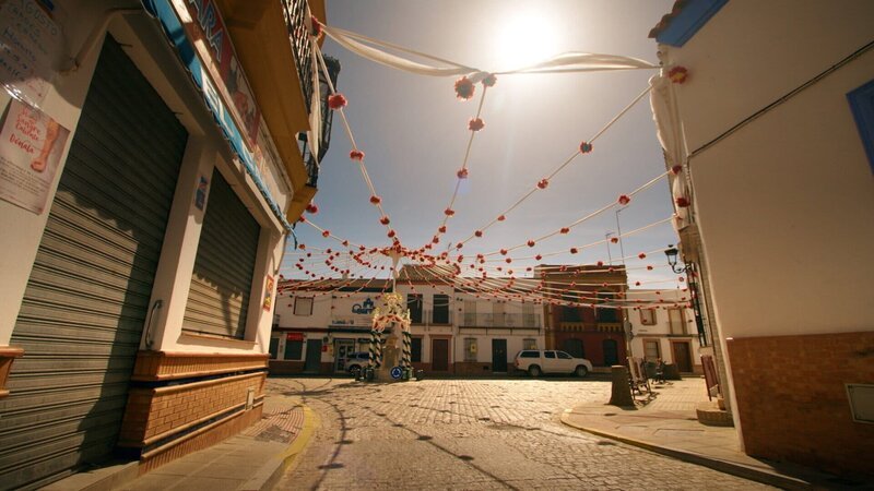 An heißen Sommernachmittagen sind die Straßen und Plätze andalusischer Städte wie leergefegt. – Bild: SRF/​HR/​Arte/​mobyDOK