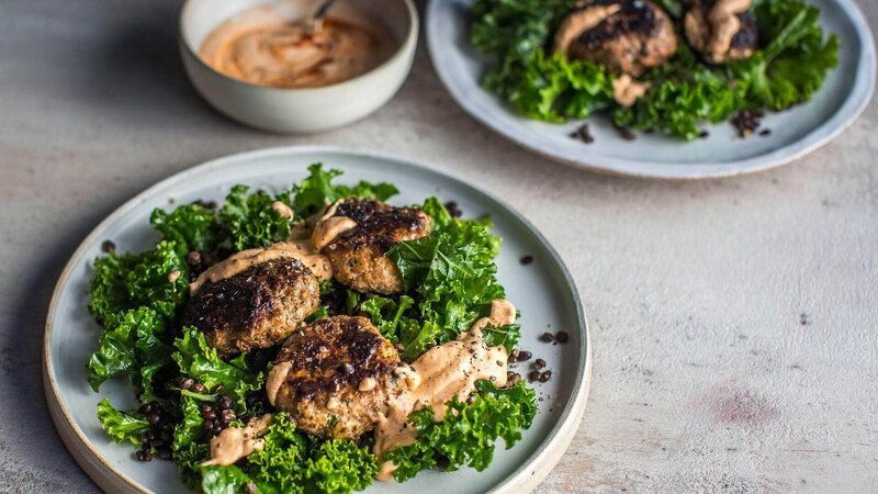 Donal ist zurück mit der ultimativen Reihe von Rezepten, in diesem Fall ist es ein Gericht mit asiatischen Fleischbällchen. – Bild: TVNOW/​ © Appetite Media