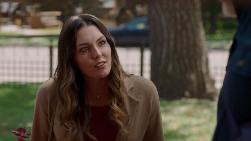 Amy (Taylor Cole), eine Romanautorin, kehrt in ihre Heimatstadt zurück, um sich um ihren störrischen Großvater Tom und seinen Kürbisladen zu kümmern. – Bild: SUPER RTL Amy (Taylor Cole), eine Romanautorin, kehrt in ihre Heimatstadt zurück, um sich um ihren störrischen Großvater Tom und seinen Kürbisladen zu kümmern. – Bild: SUPER RTL