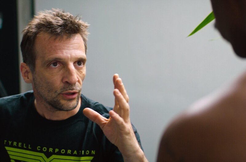 Als „JP“ (Jean-Pascal Zadi, re.) für eine Filmrolle bei Schauspieler und Regisseur Mathieu Kassovitz (er selbst, li.) vorspricht, kann er dessen Erwartungen nicht erfüllen. – Bild: Gaumont /​ © Gaumont