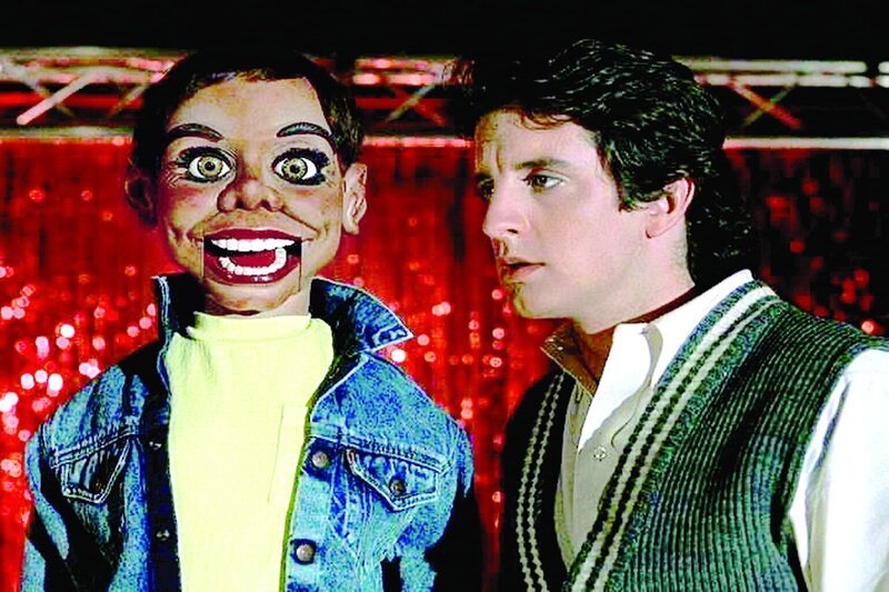 Der Bauchredner Elwood ‚Woody‘ Perkins (Grant Shaud) arbeitet im Club von Kate Kelly. Ein schwieriges Arbeitsverhältnis … – Bild: Universal Pictures Lizenzbild frei