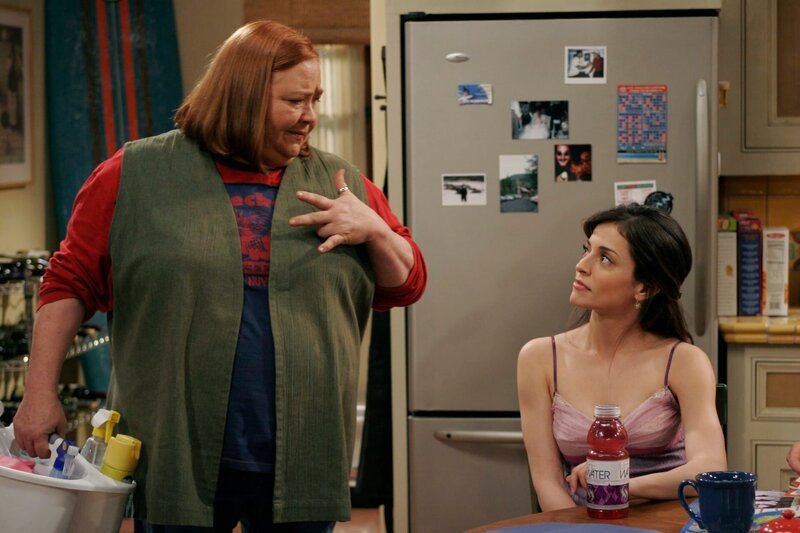 L-R: Berta (Conchata Ferrell), Mia (Emmanuelle Vaugier) – Bild: TNT Comedy (DE) /​ GREG GAYNE