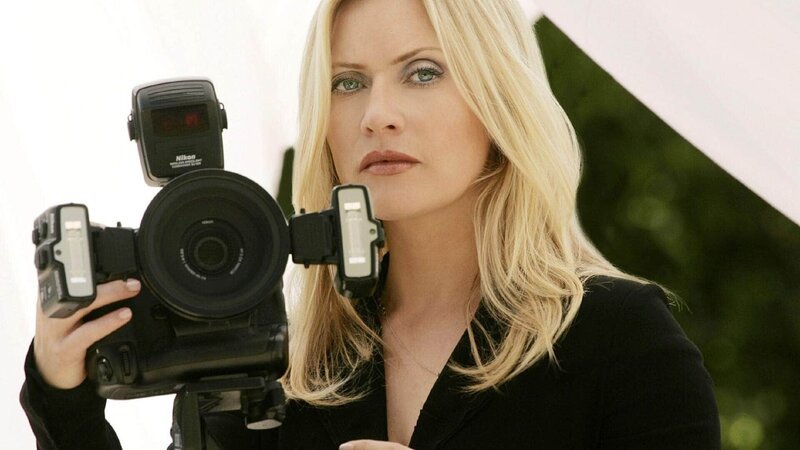 Am Pool des Woolrich Hotels wird während einer Sonnenfinsternis Ronnie Temple ermordet. Calleigh (Emily Procter) versucht die Spuren zu sichern, um dem Mörder auf die Spur zu kommen. – Bild: RTL /​ CBS