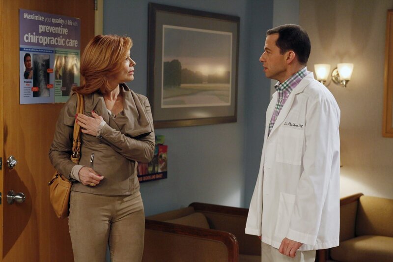 Alan (Jon Cryer, r.) hat so wenig Geld, dass er sich kaum Jakes neuen Friseur leisten kann. Eine neue Patientin (Frances Fisher, l.) in seiner Praxis ist jedoch so mit seiner „Behandlung“ zufrieden, dass sie ihn zu sich nach Hause bestellt … – Bild: Warner Brothers Lizenzbild frei