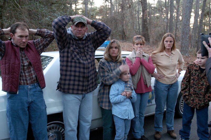 The FBI and ATF surround the compound of a racist, anti-Semitic paramilitary group , but the members resist them for several days. Finally, the standoff is ended and agents get their men. – Bild: National Geographic