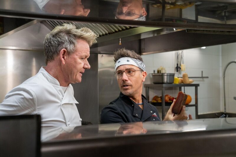 Gino D’Acampo und Gordon Ramsay (l.). Die Verwendung des sendungsbezogenen Materials ist nur mit dem Hinweis und Verlinkung auf RTL+ gestattet. – Bild: RTL /​ Studio Ramsay and All3Media Int