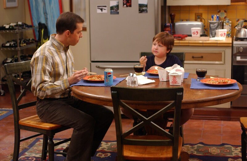 Jake (Angus T. Jones, r.) hat seiner Lehrerin den Mittelinger gezeigt ’Äì jetzt droht ihm der Schulverweis. Alan (Jon Cryer, l.) ist au√üer sich … – Bild: Warner Bros. Television Lizenzbild frei
