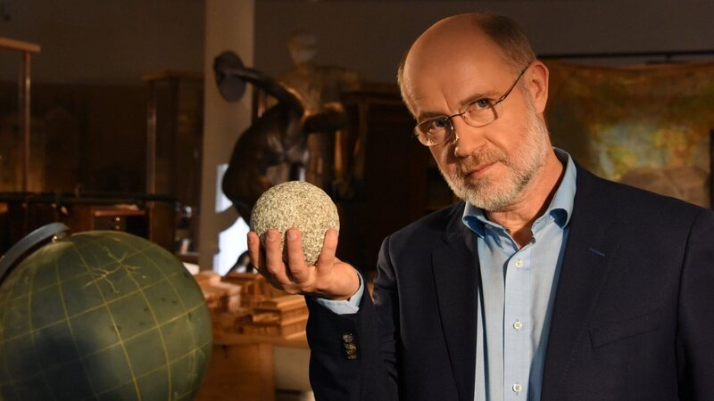 Harald Lesch mit der Nachbildung einer „Bola“. Wofür die Kugeln verwendet wurden, ist bis heute ein Rätsel. – Bild: ZDF und Peter Prestel./​Peter Prestel