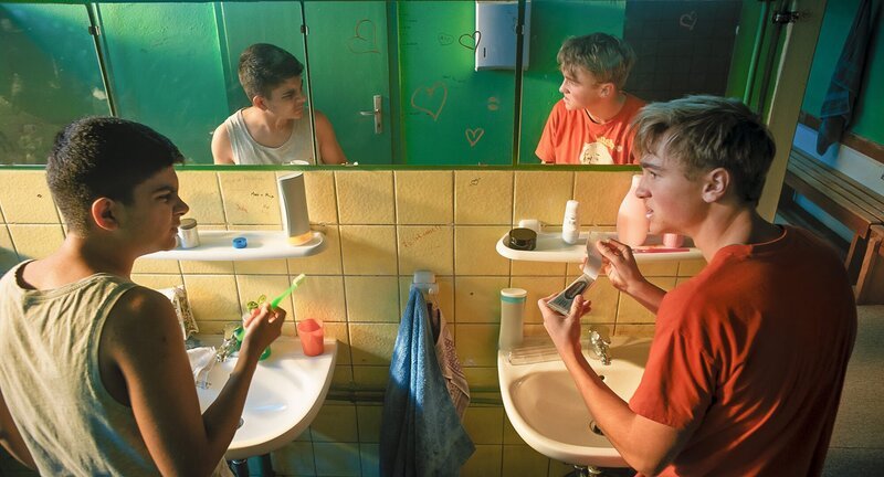 Nachdem die Mädchen Zahnpasta gegen Gebisskleber ausgetauscht haben, schmieden Alfons und Kemal Rachepläne. – Bild: MDR/Violetta Grimm / Oliver Stümer, X Filme Creative Pool, X Verleih Nachdem die Mädchen Zahnpasta gegen Gebisskleber ausgetauscht haben, schmieden Alfons und Kemal Rachepläne. – Bild: MDR/Violetta Grimm / Oliver Stümer, X Filme Creative Pool, X Verleih