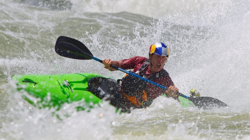 South African kayak legend Steve Fisher returns on an exciting journey to the Zambezi River. – Bild: Bergblick