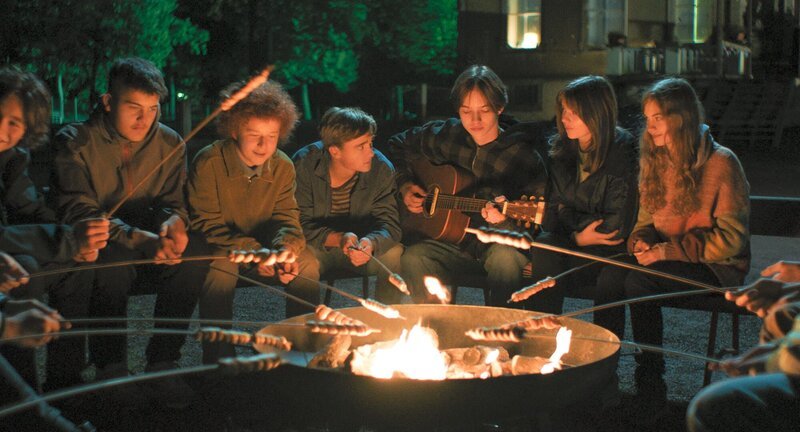 Alfons und seine Klasse hören Max beim Singen am Lagerfeuer zu. – Bild: MDR/Violetta Grimm / Oliver Stümer, X Filme Creative Pool, X Verleih Alfons und seine Klasse hören Max beim Singen am Lagerfeuer zu. – Bild: MDR/Violetta Grimm / Oliver Stümer, X Filme Creative Pool, X Verleih