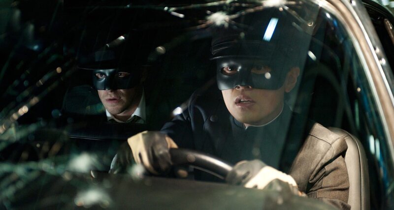 Dank seiner genialen Fähigkeiten konstruiert Kato (Jay Chou, r.) die ultimative Waffe: ein unzerstörbares Auto, das über genauso viel PS wie Feuerkraft verfügt. The Green Hornet sorgt schnell für einiges Aufsehen in L.A.- wofür nicht zuletzt Britt (Seth Rogen, l.) selbst mit Hilfe seiner Zeitung sorgt, die jeden Tag Neues über ihre Gangsterjagd berichtet … – Bild: 2011 COLUMBIA PICTURES INDUSTRIES, INC. THE GREEN HORNET, RELATED Dank seiner genialen Fähigkeiten konstruiert Kato (Jay Chou, r.) die ultimative Waffe: ein unzerstörbares Auto, das über genauso viel PS wie Feuerkraft verfügt. The Green Hornet sorgt schnell für einiges Aufsehen in L.A.- wofür nicht zuletzt Britt (Seth Rogen, l.) selbst mit Hilfe seiner Zeitung sorgt, die jeden Tag Neues über ihre Gangsterjagd berichtet … – Bild: 2011 COLUMBIA PICTURES INDUSTRIES, INC. THE GREEN HORNET, RELATED