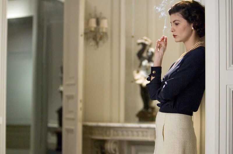 Coco Chanel - Der Beginn einer Leidenschaft – Bild: Warner Bros. Entertainment /​ Coco Chanel (Audrey Tautou) stößt nicht nur auf Zuspruch bei ihrer schöpferischen Arbeit.