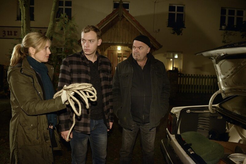 Linett Wachow (Stefanie Stappenbeck, l.) und Otto Garber (Florian Martens, r.) finden heraus, dass Lars Haage (Frederik Schmid, M.) seine Ex-Freundin in den Kofferraum gepackt hat. – Bild: ZDF/​Katrin Knoke