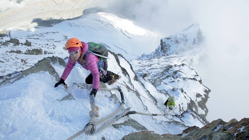 Die Bergsteigerinnen Denise Wenger und Carolin George auf dem Matterhorn. – Bild: Bergblick /​ Planet /​ Makido