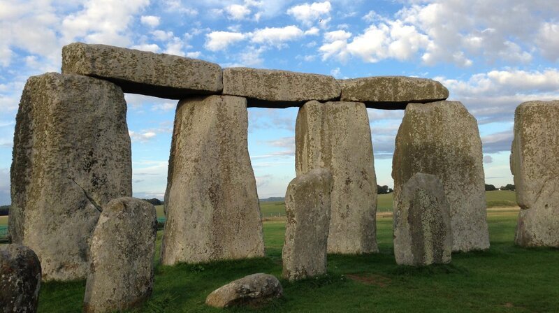 Die Megalithblöcke stammen von den Marlborough Downs – 48 km nördlich von Stonehenge. Der Transport ist bis heute ungeklärt. Erstaunlicher noch als der lange Weg der Megalithe ist die Präzision ihrer Anordnung. – Bild: PHOENIX/​ZDF