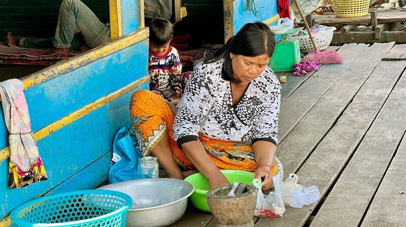 Fischpaste – die schwimmenden Dörfer auf dem Tonle Sap sind bekannt für diese Spezialität. – Bild: NDR/​Autentic Production