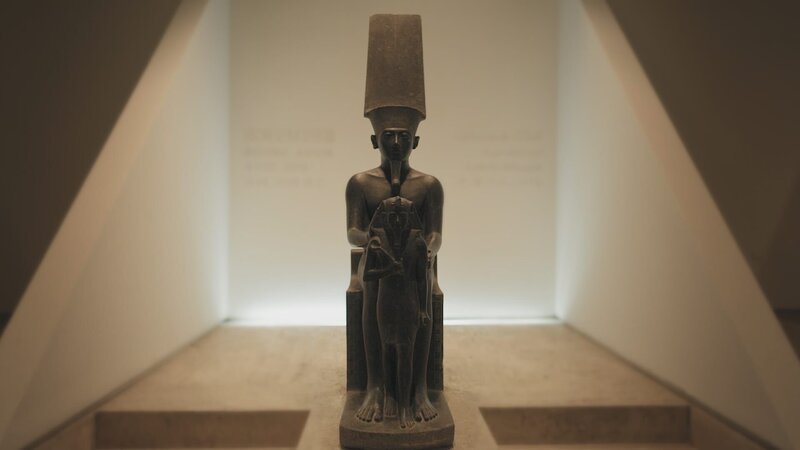 Statue des Schöpfergottes Amun-Re. Hatschepsut sieht sich als seine direkte Nachfahrin und begründet damit ihren Thronanspruch. – Bild: ZDF und Pernel Media 2022./​Pernel Media 2022