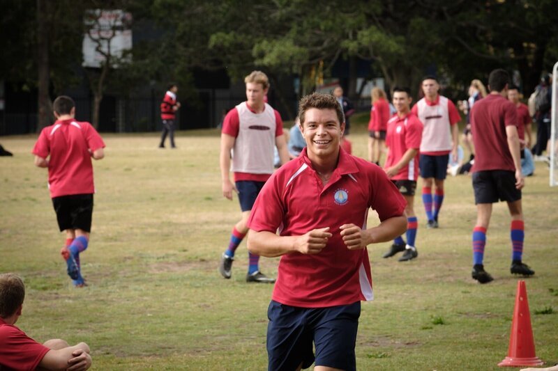 Santiago „Santi“ Hernandez (Carlos Sanson Jr.) – Bild: 2020 Roadshow Productions Pty Limited, Stan, Create NSW, Screen Australia All Rights Reserved. Licensed by ITV Studios Ltd. Lizenzbild frei