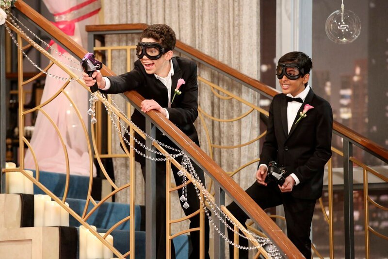 JESSIE – „There Goes the Bride“ – When Brooks lands a job in Africa and has to be there in two days, he and Jessie are forced to move up their wedding. This episode of „Jessie“ airs Friday, October 10 (8:30 PM ET/​PT), on Disney Channel. CAMERON BOYCE, KARAN BRAR – Bild: Adam Taylor