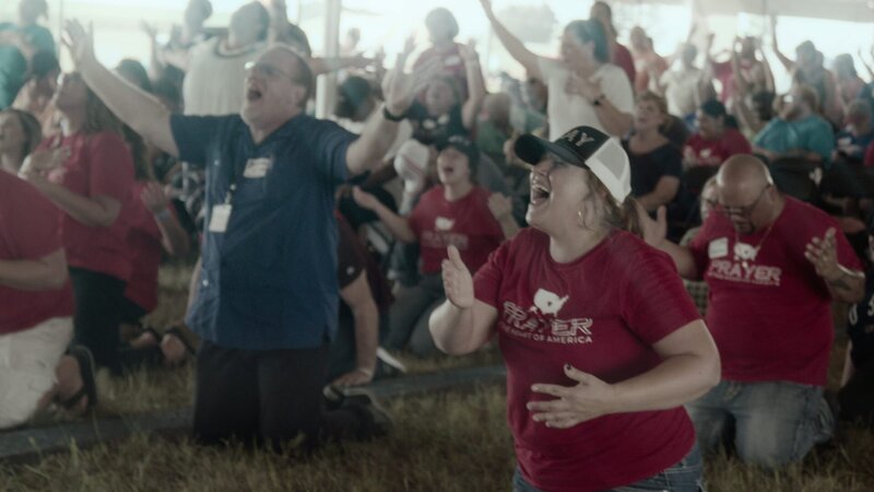 Evangelikale Gläubige beim gemeinsamen Gebet im Freien – Bild: ZDF und Michael Rowley Evangelikale Gläubige beim gemeinsamen Gebet im Freien – Bild: ZDF und Michael Rowley