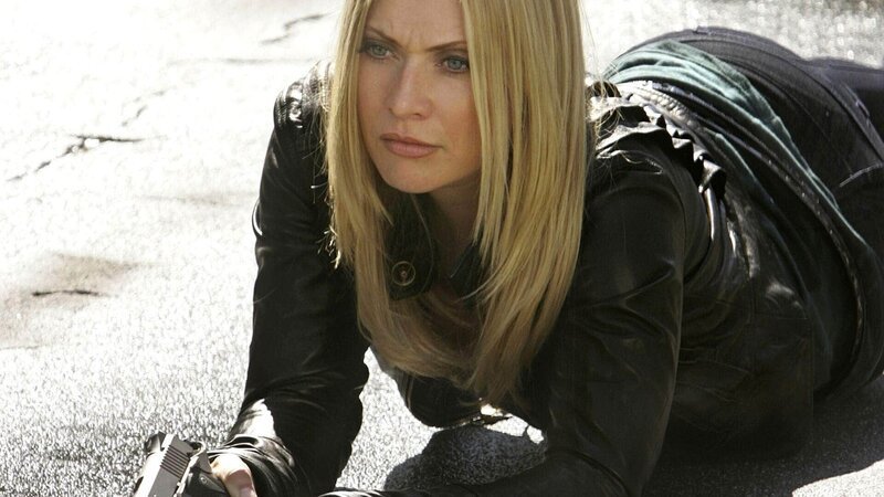 Calleigh (Emily Procter) wird an ihrem freien Tag fast Opfer eines Mordanschlags: Als ein Geländewagen auf sie zurast, kann sie in letzter Sekunde den Fahrer erschießen … – Bild: RTL /​ CBS