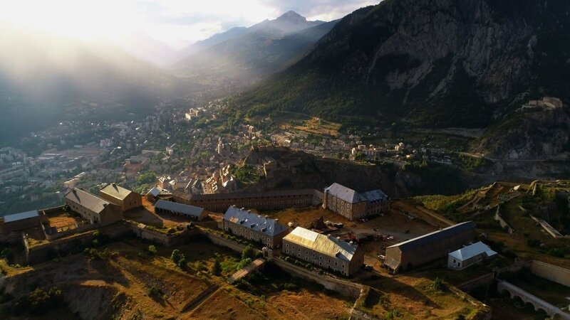 In der höchsten Stadt Frankreichs, Briançon, passt Vauban das Befestigungssystem perfekt an die topografischen Gegebenheiten an. – Bild: ZDF und Émeric Nicolas./​Émeric Nicolas