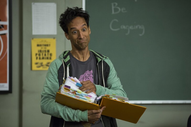 Abed (Danny Pudi) überredet den Rest der Gruppe, an einem Kurs über Nicolas Cage teilzunehmen … – Bild: 2015 Sony Pictures Television Inc. and Open 4 Business Productions LLC. All Rights Reserved. /​ Justin Lubin Lizenzbild frei