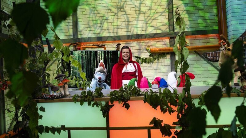 Es war einmal ein Märchenerzähler namens Woozle (li.) – und der nimmt euch heute mit in Wälder voller märchenhafter Gestalten. Außerdem möchte Woozle gegen seinen Cousin die diesjährige Kaninchenschau gewinnen und braucht dazu das Kaninchen seiner Cousine Woonie. – Bild: Annette Etges/​SUPER RTL