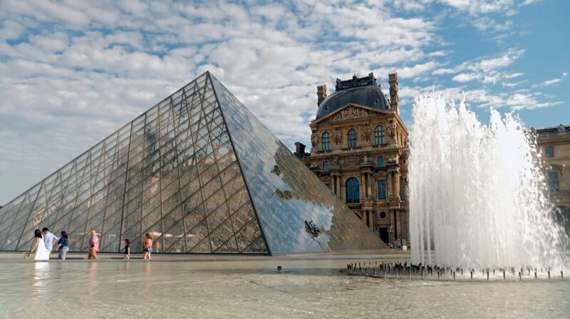 Blick auf die Glaspyramide im Innenhof des Pariser Louvre. – Bild: ZDF und HR. Blick auf die Glaspyramide im Innenhof des Pariser Louvre. – Bild: ZDF und HR.