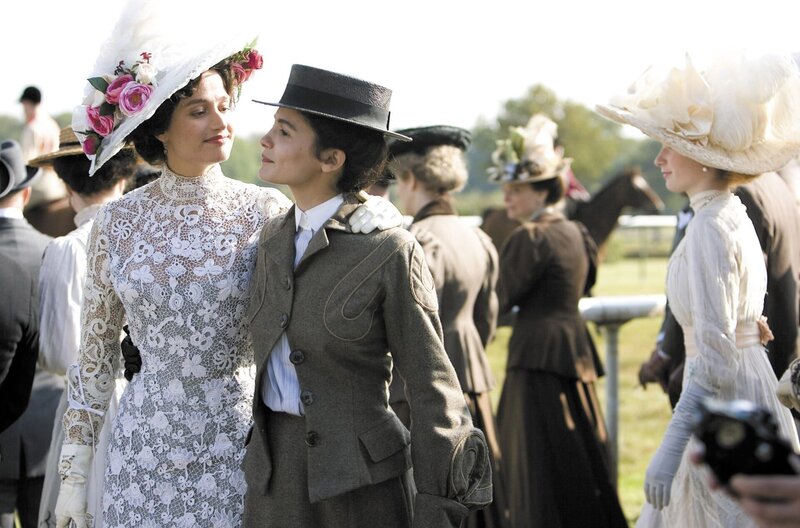 Coco Chanel - Der Beginn einer Leidenschaft – Bild: Warner Bros. Entertainment /​ Beim Pferderennen trifft Coco (Audrey Tautou, 2.v.l.) nach einiger Zeit wieder auf ihre Schwester Adrienne (Marie Gillain, li.).
